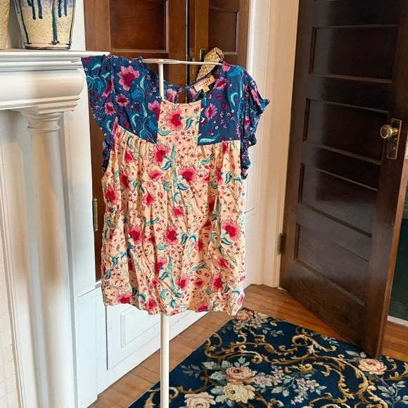 ANDREE BY‎ UNIT Floral Blouse with Blue Accents - Picture 2 of 5